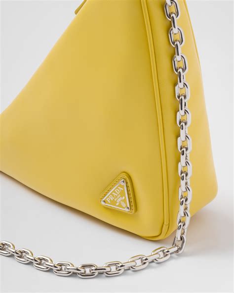 borsa prada con catena e pelle|Mini borsa Prada Triangle in pelle.